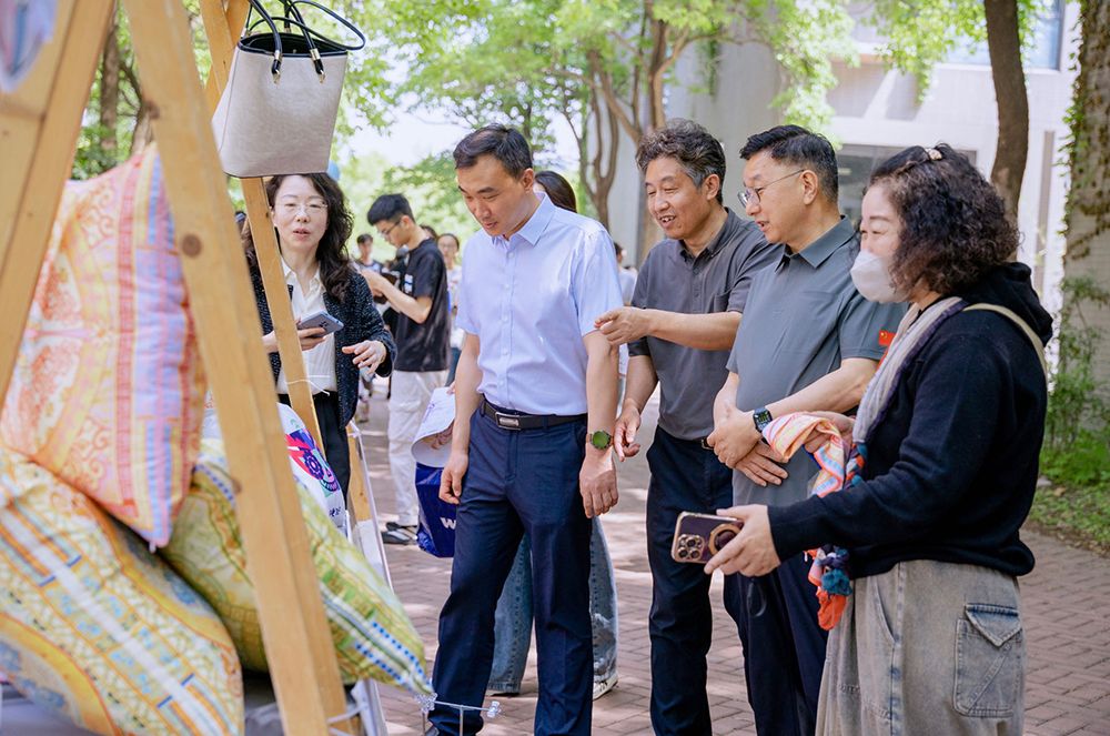 校党委副书记薛浩深入创意市集实地调研